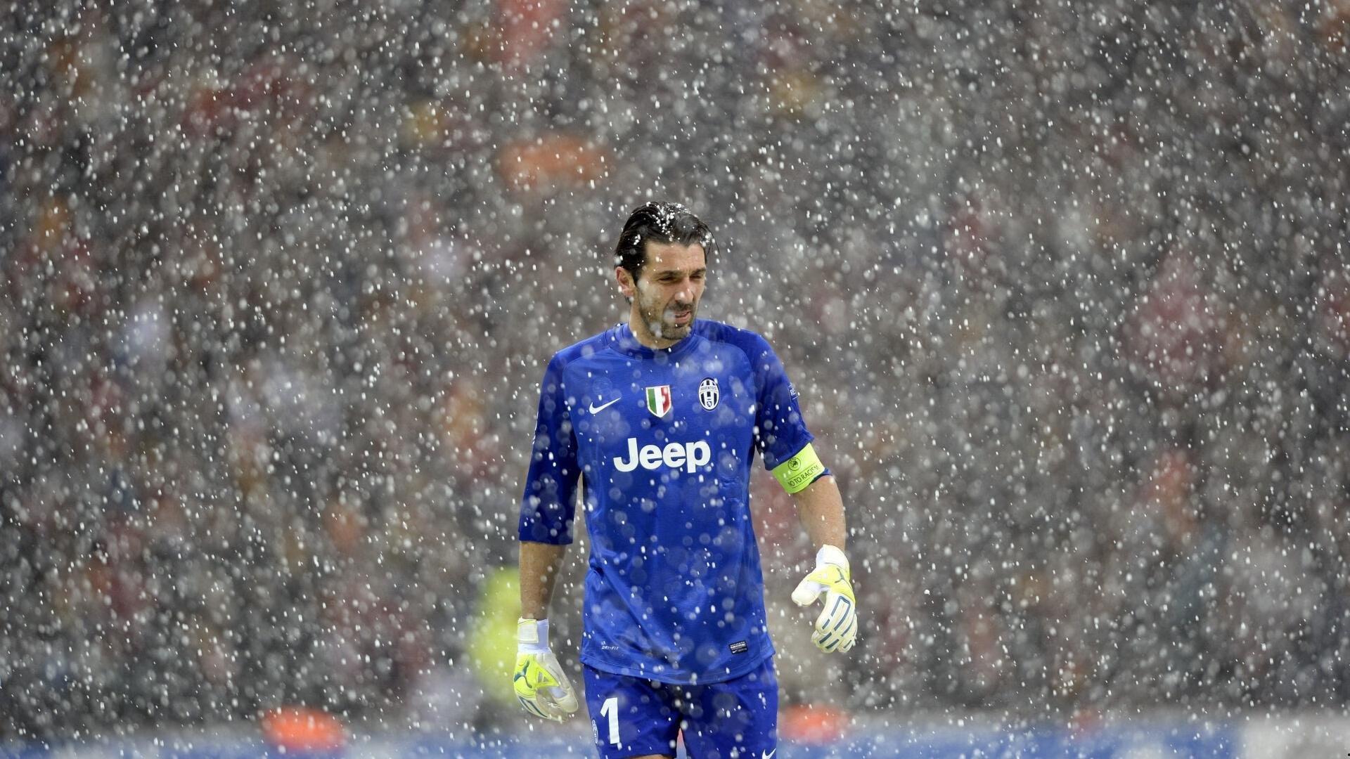 西甲联赛激战正酣,皇马巴萨上演巅峰对决